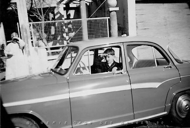 JMN SIMCA P60 AU VOLANT DE LA SIMCA P60.jpg